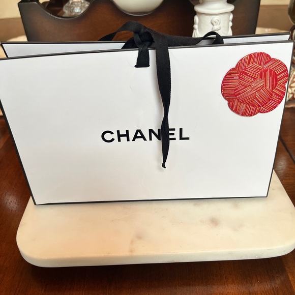 CHANEL Classic White and Black Gift Bag w/Red Camellia Flower -Ideal for Display - Picture 2 of 9